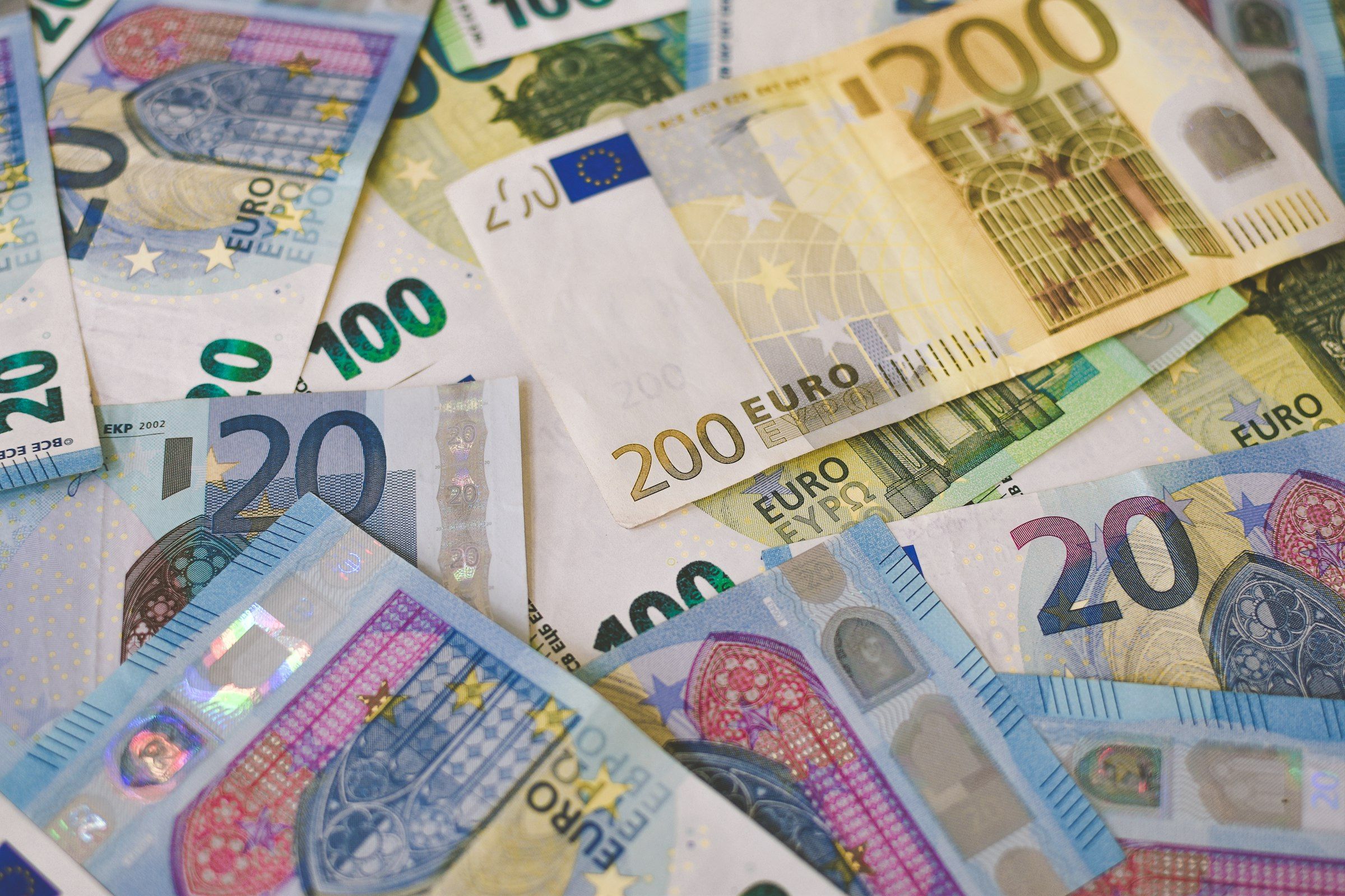 Dağınık halde 20, 100 ve 200 euroluk banknotlar